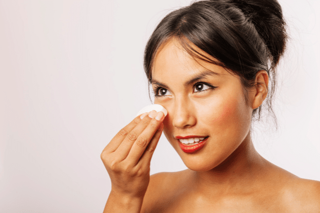 ¿Cómo hacer una rutina desmaquillante para evitar el acné?